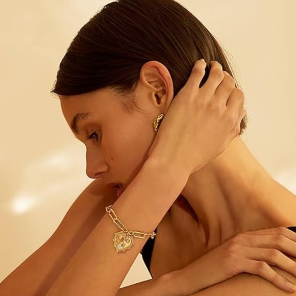 New Liv Oliver 18k Gold Plated Heart Charm Bracelet - Picture 4 of 6